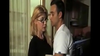Întâlnire Senzuală A Unei Doamne Italiene Clasice Într-Un Film Vintage