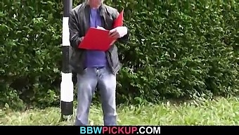 Ženska Z Oblinami Plus Velikostjo Je Pobrana In Ima Seks