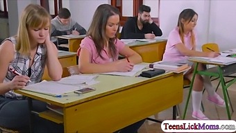 آنینا سیلک از یک جلسه عمیق و لعنتی با دیلدو مورد علاقه کتی بهشت لذت می برد