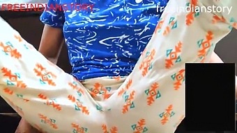 Hot And Sexy Deshi Aunty In Video Call