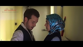 Hijab-Tjejen Akkya Begums Heta Föreställning 2012