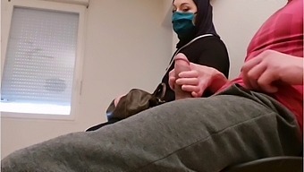 یک پزشک فریبکار در اتاق معاینه خود دوربین مخفی نصب می کند و همسر مسلمان بی بند و بار و یک مرد فرانسوی خوش اخلاق را نشان می دهد