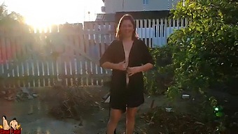 Moja Žena Povabi Dostavljavca V Svojo Spalnico Na Zabavo