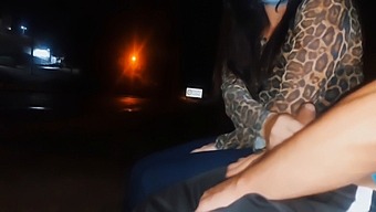 Chystám Se Vystavit Této Ženě, Která Čeká Na Autobus? Jak Bude Reagovat?