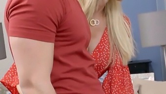 Una Sculacciata Ruvida Per Il Giorno Di San Valentino Si Trasforma In Un Caldo Trio Con Brandi Love E Kiara Cole In Una Prospettiva Verticale