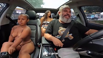 אנזינה דו מאו מתפשטת ונהנית במכונית ברחובות סאו פאולו