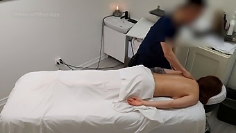 Oprofessionell Massage Leder Till Ett Hett Möte Med En Ung Servitris