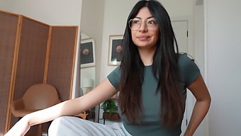 Unschuldige Begegnung Mit Der Stiefschwester Bei Der Beerdigung Des Patriarchen Führt Zu Einer Leidenschaftlichen Begegnung.